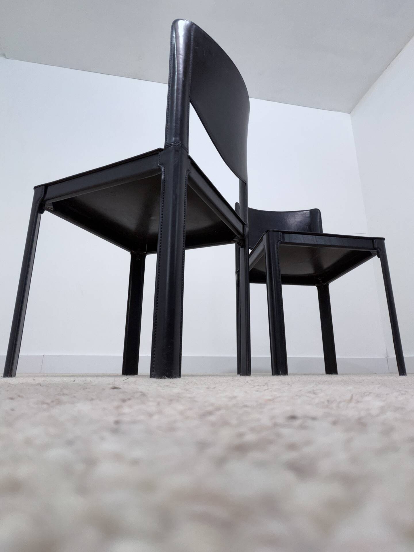 Pair of Matteo Grassi chairs in black leather – Italian design