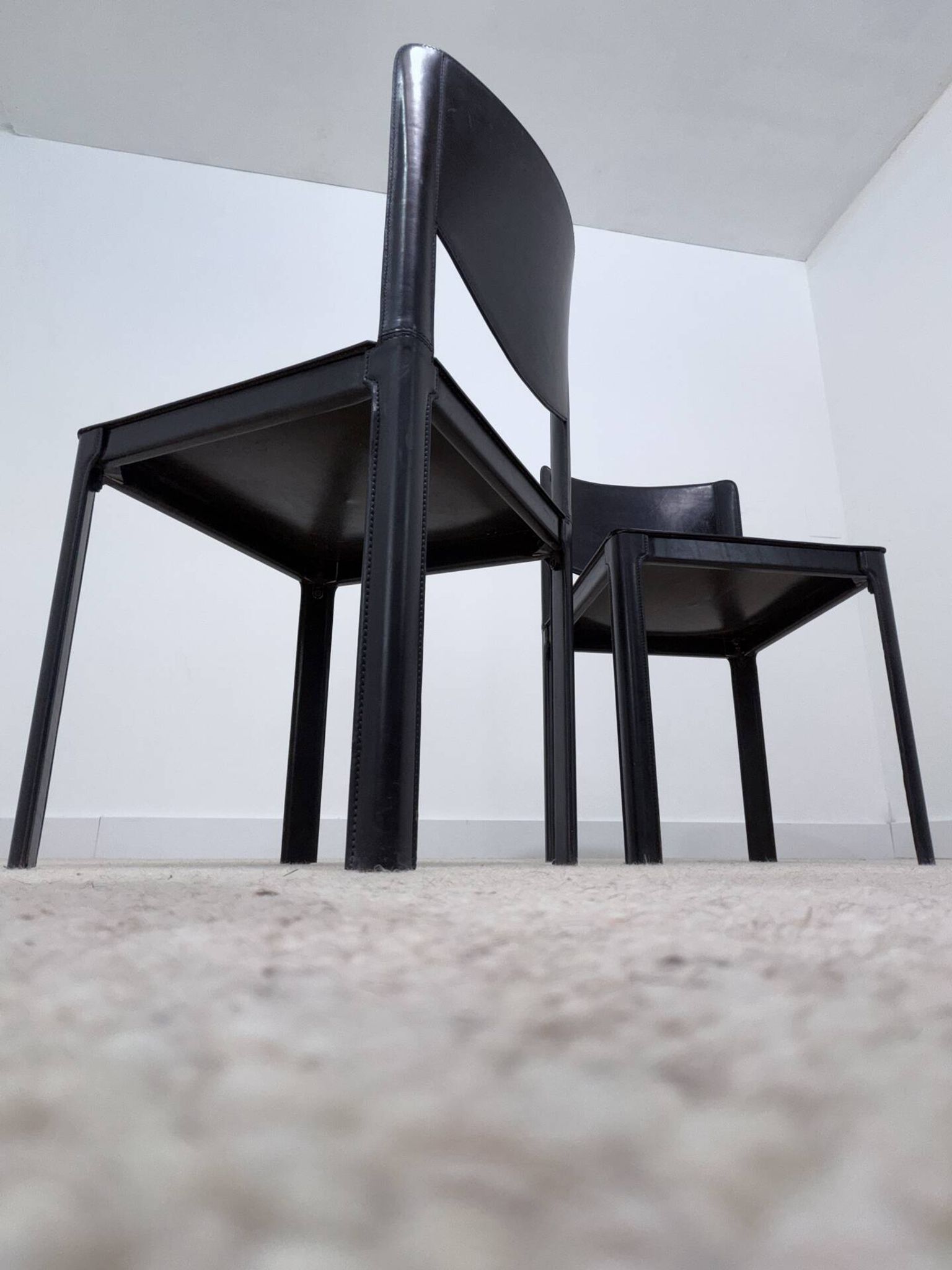 Paire de chaises Matteo Grassi en cuir noir – Design italien