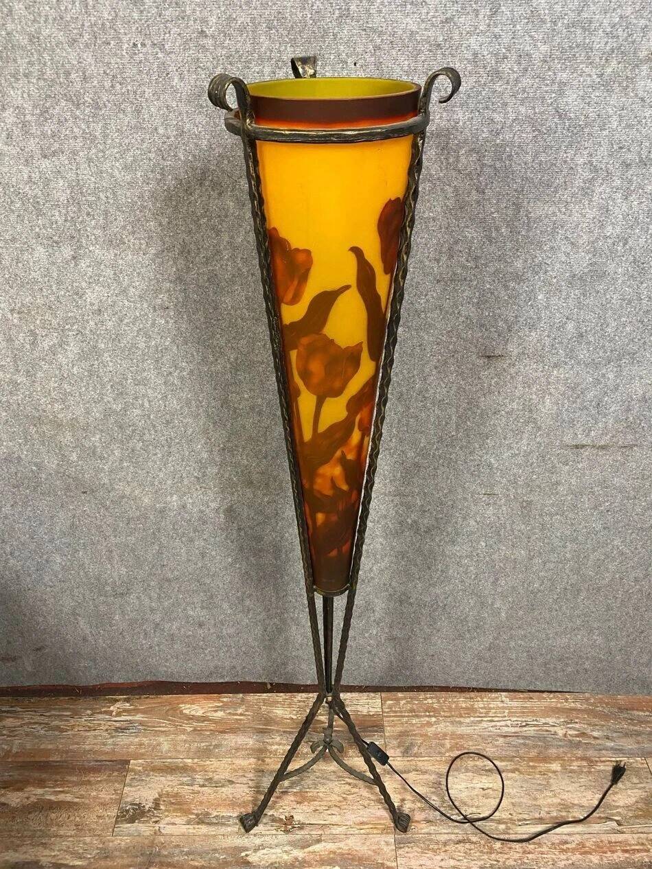 Important Art Nouveau street lamp in wrought iron and glass paste.