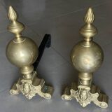 Paire de chenets en laiton et fonte, décor de marmousets, style louis xiv