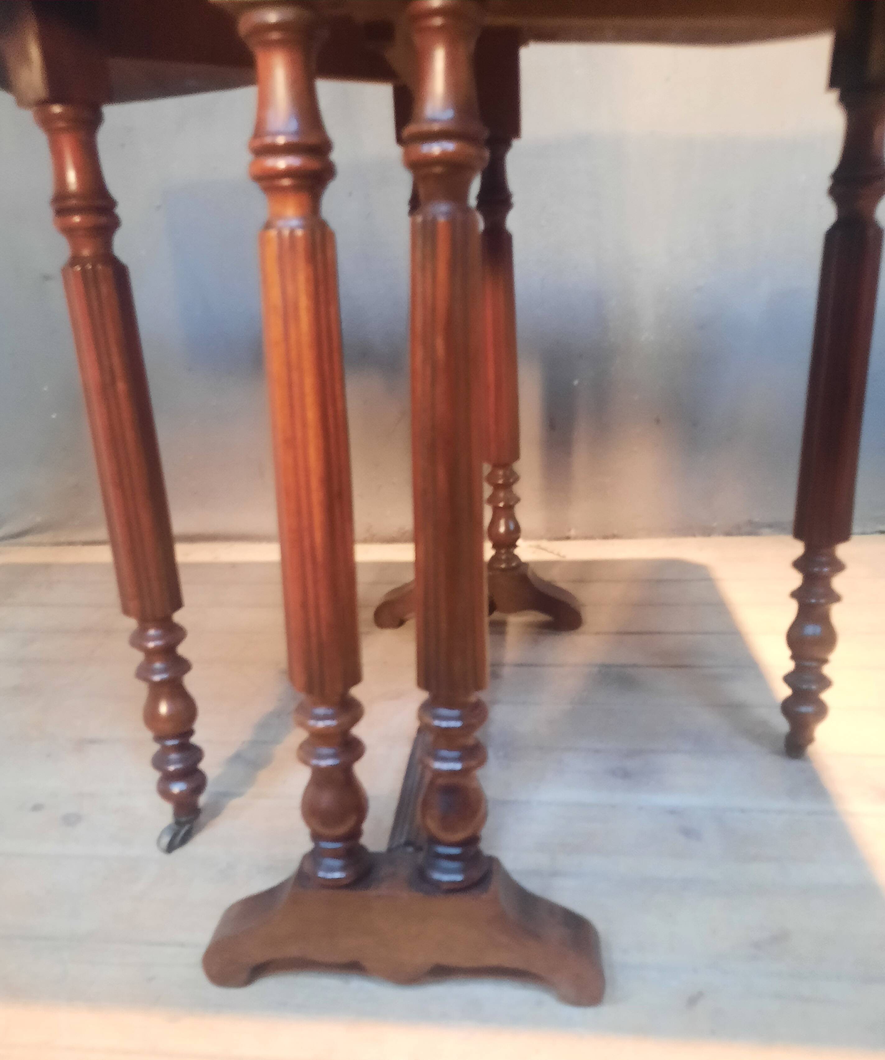 Drop-leaf table known as "Get Leg"