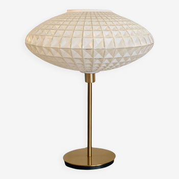 Lampe à poser avec un globe vintage soucoupe en verre et un pied doré