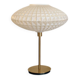 Lampe à poser avec un globe vintage soucoupe en verre et un pied doré