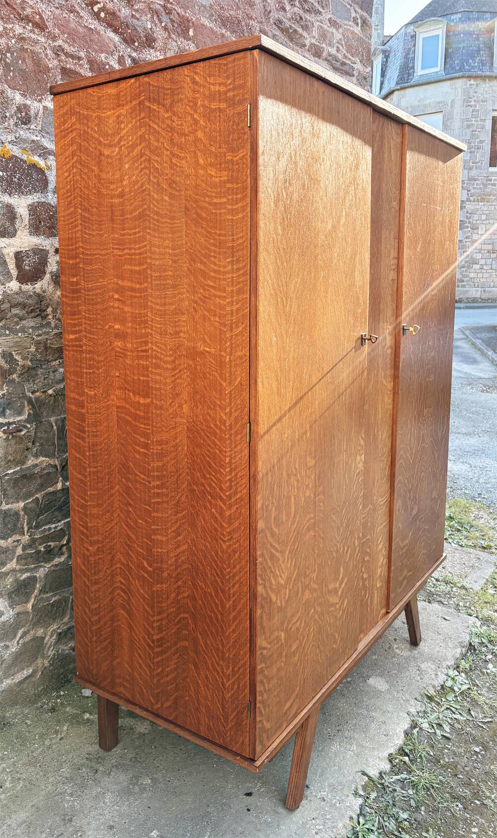 Armoire dressing vintage chêne tigré – pieds compas  50/60 – scandinave