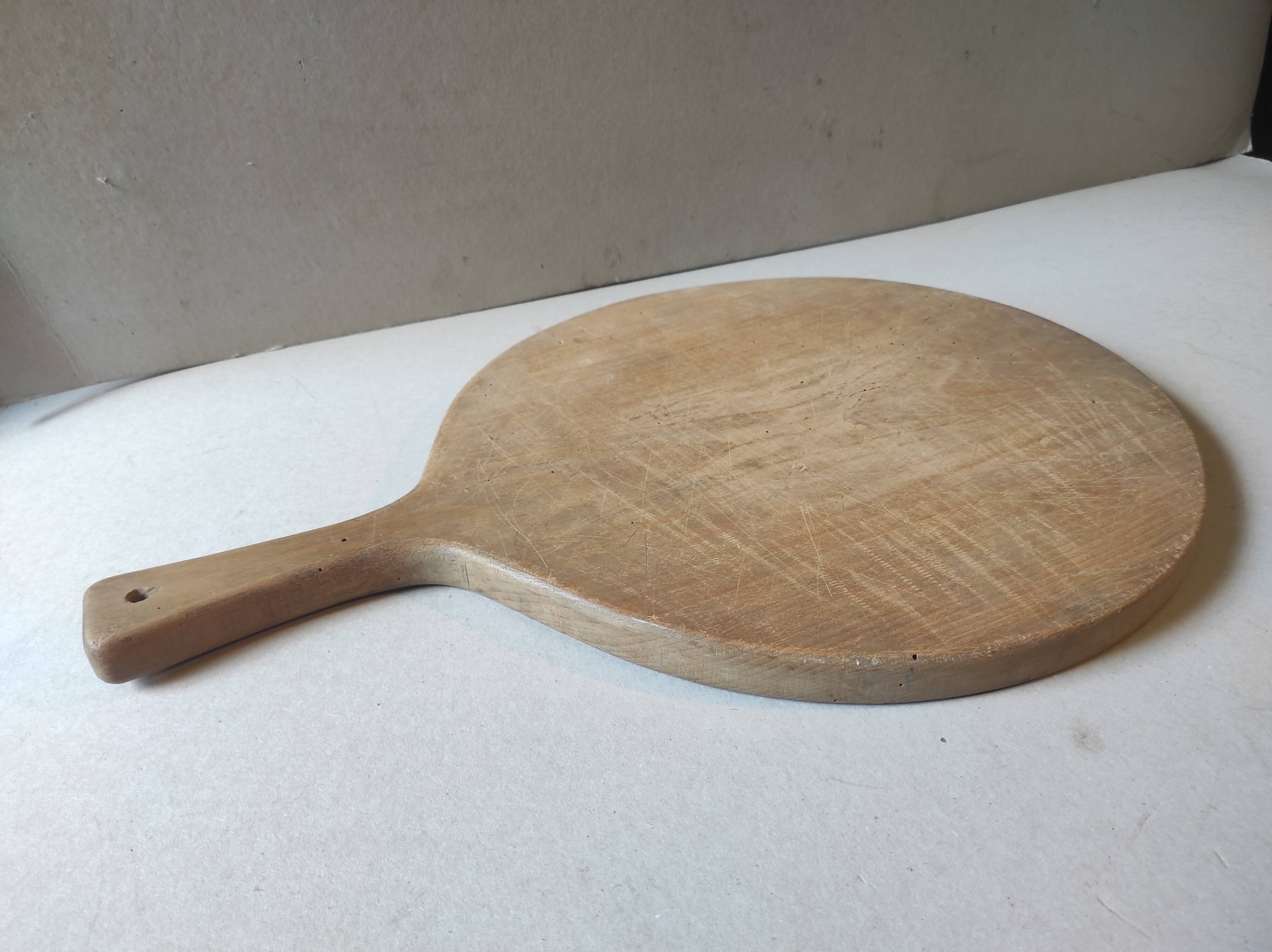 Old round pizza cutting board