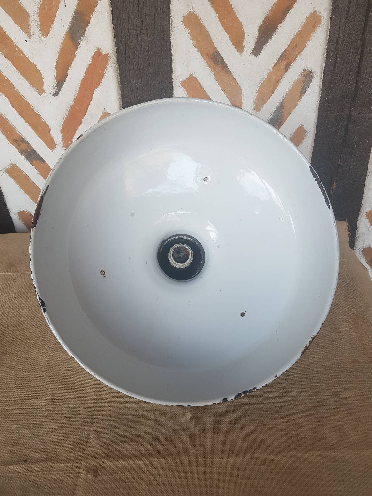 Industrial bowl suspension in enamelled sheet metal