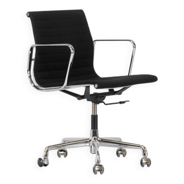 Office chair "EA 117" by Charles Ray Eames for ICF USA, 1969.