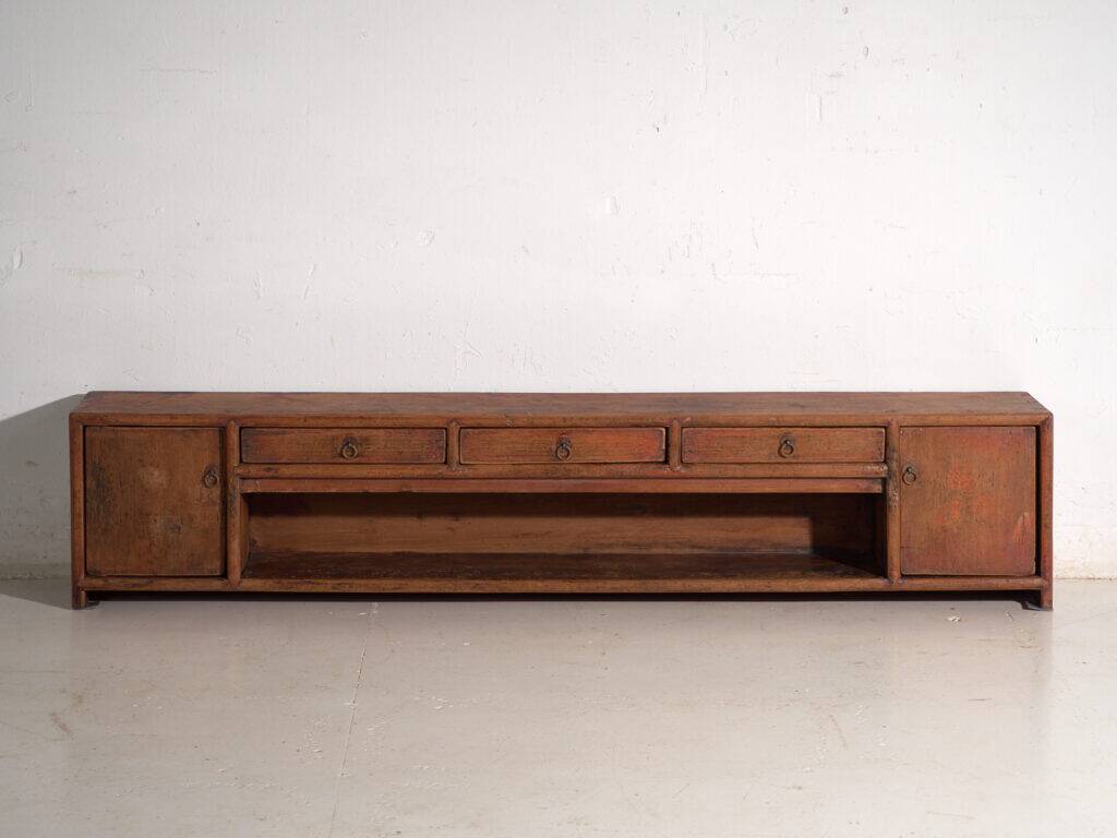 Meuble bas ancien laqué en bois d’orme – Chine, vers 1900