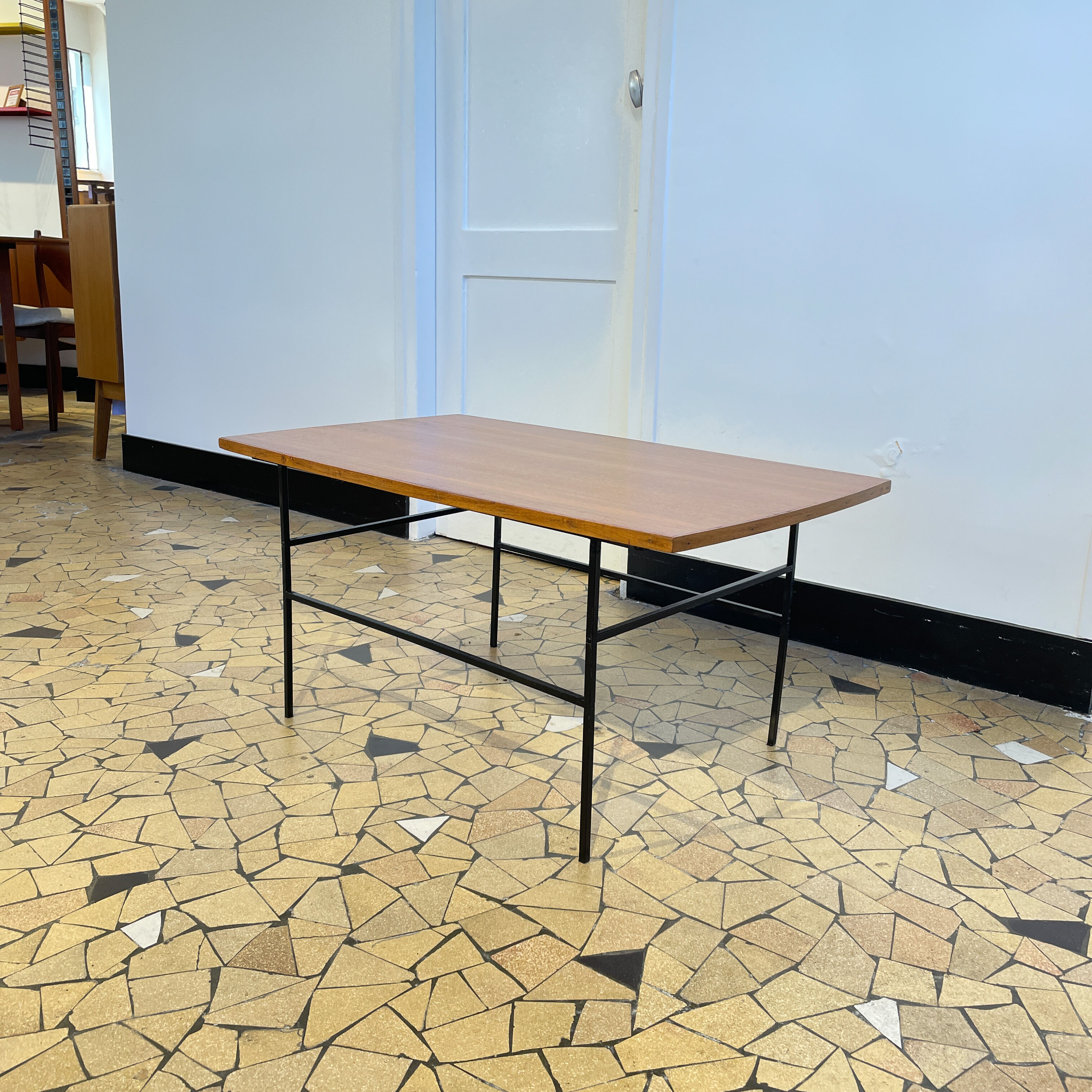 Coffee table 50s aerial base