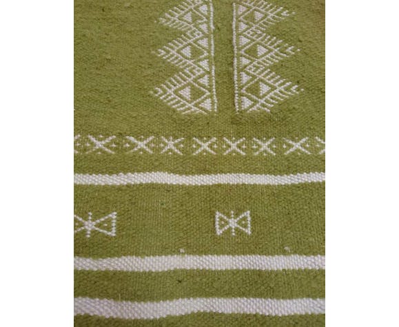 Green and white carpet  220x140cm