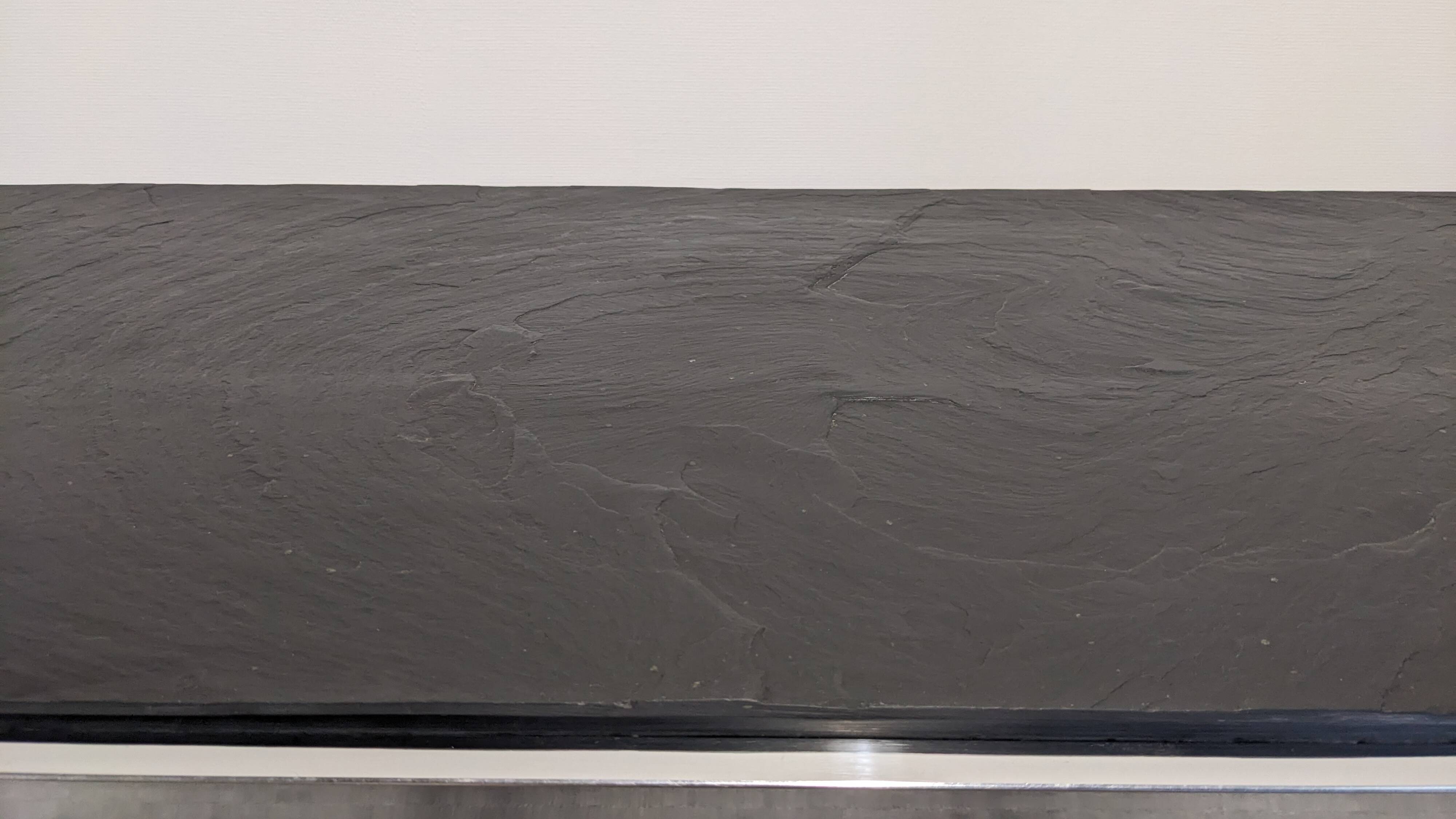 Table basse moderniste en ardoise et métal chromé, Italie vers 1970