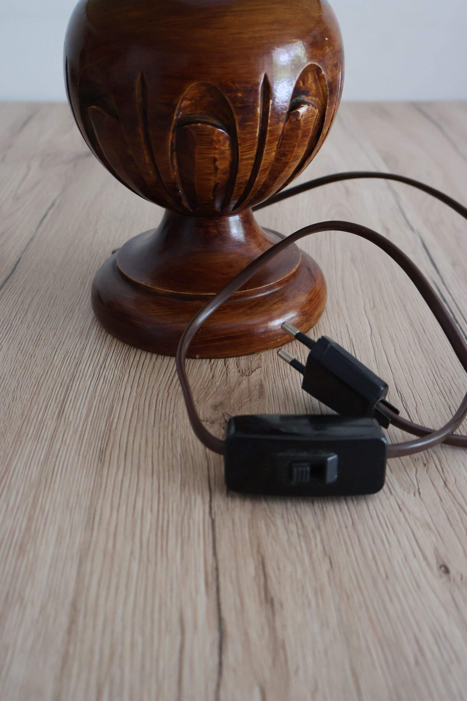 Vintage table lamp in turned wood and fabric lampshade
