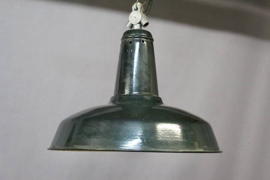 Workshop pendant light in enamelled sheet metal