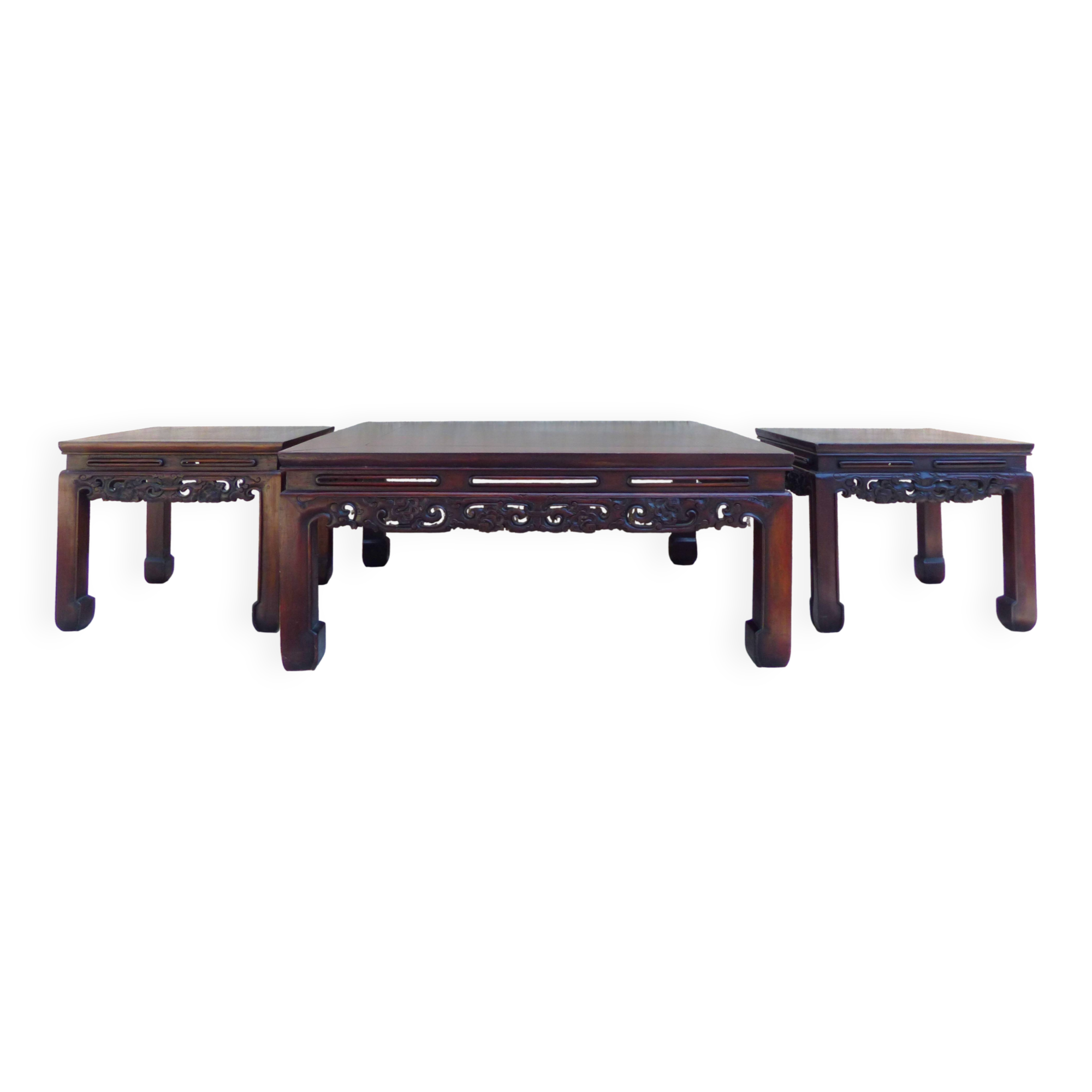 Ensemble de 3 tables en bois massif sculpté – Jakarta 1981 – pièce unique