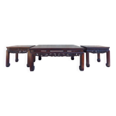 Ensemble de 3 tables en bois massif sculpté – Jakarta 1981 – pièce unique
