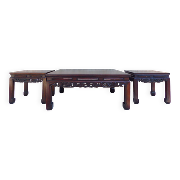 Ensemble de 3 tables en bois massif sculpté – Jakarta 1981 – pièce unique