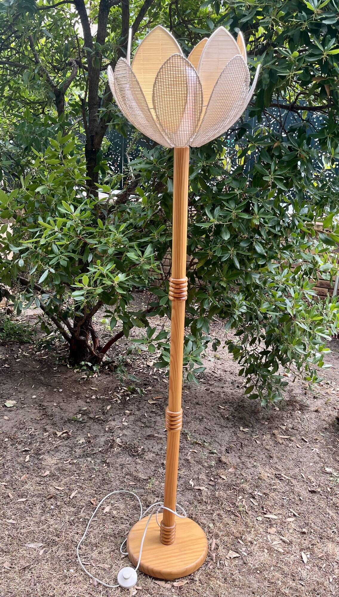Large flower floor lamp in turned wood – Vintage – 70s/80s spirit