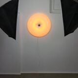 Grande applique murale italienne moderne du milieu du siècle en plexiglas et laiton