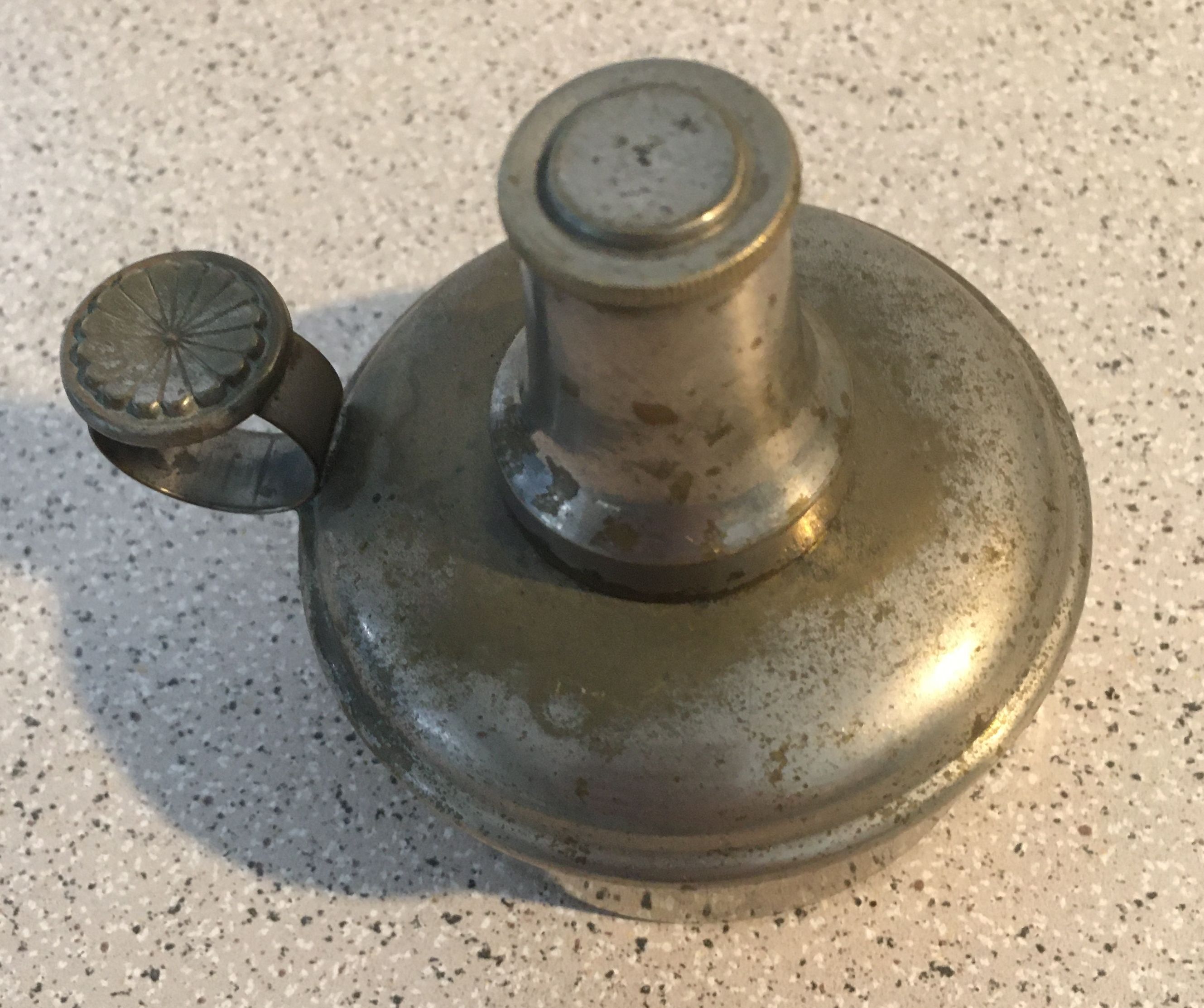 Small gasoline lamp with metal finger