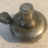 Small gasoline lamp with metal finger
