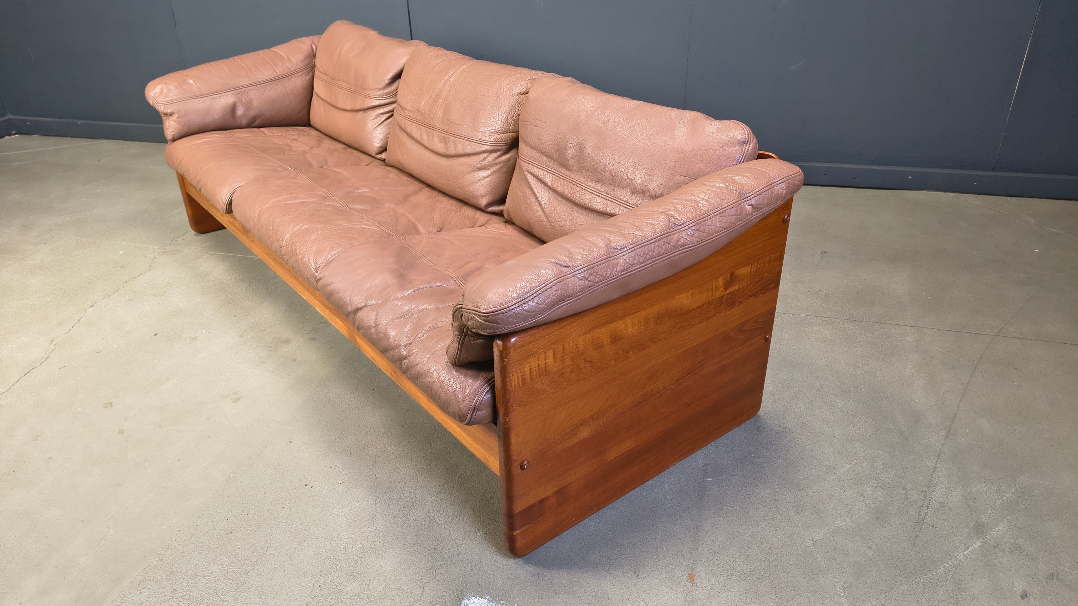Canapé 3 places en cuir danois et teck par Mikael Laursen, années 1970.