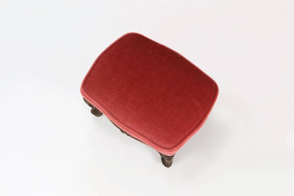 Repose-pieds de style Baroque en bois sculpté et velours corail