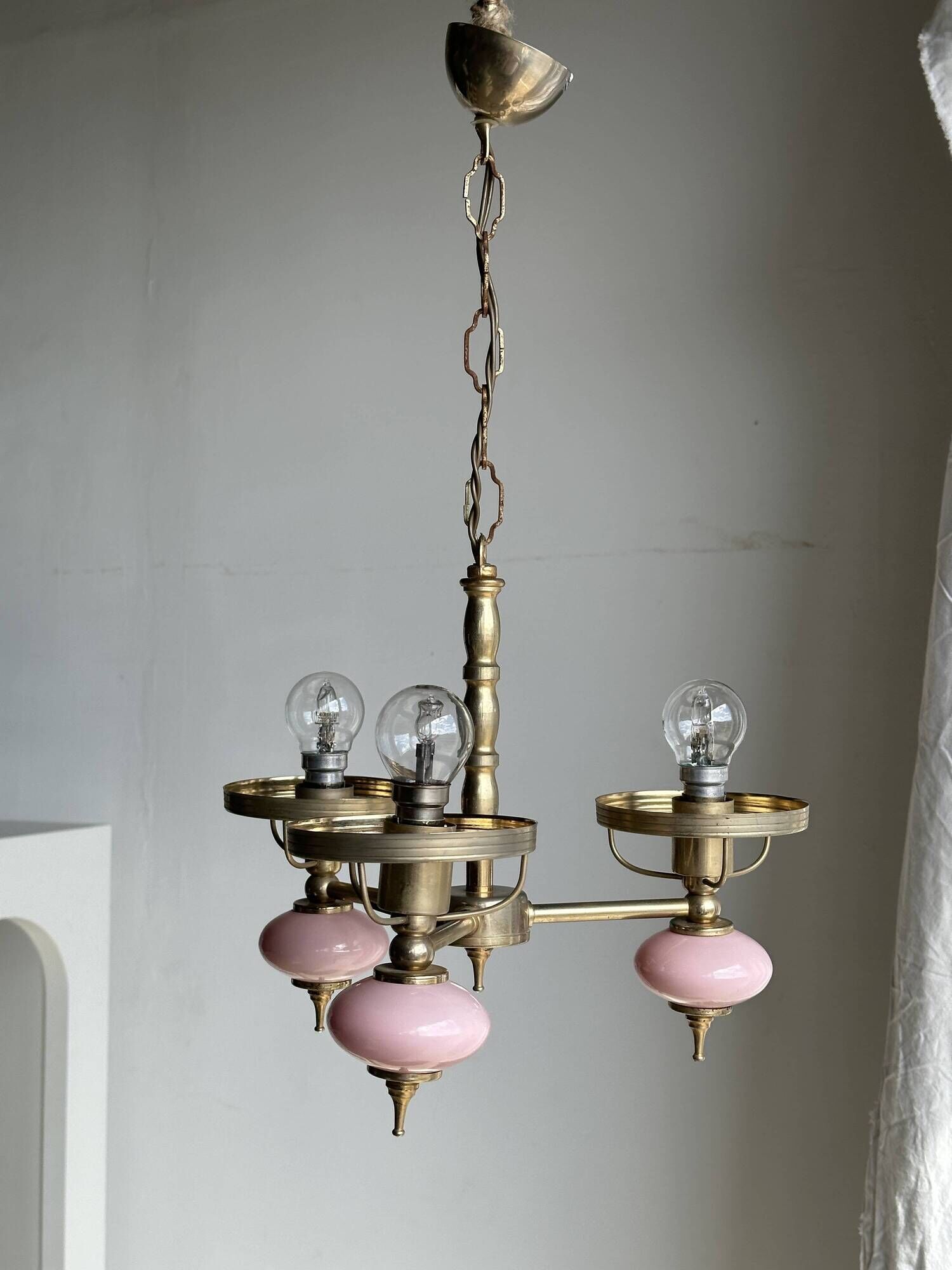 Petit lustre rose et doré à 3 bras de lumières