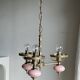 Petit lustre rose et doré à 3 bras de lumières