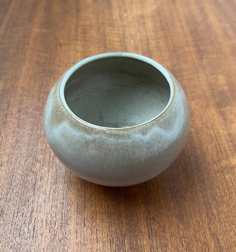 Mid-century German minimalist studio pottery vase by Hildegard and Peter Delius for Hamelner Kunsttöpferei, 1960s.