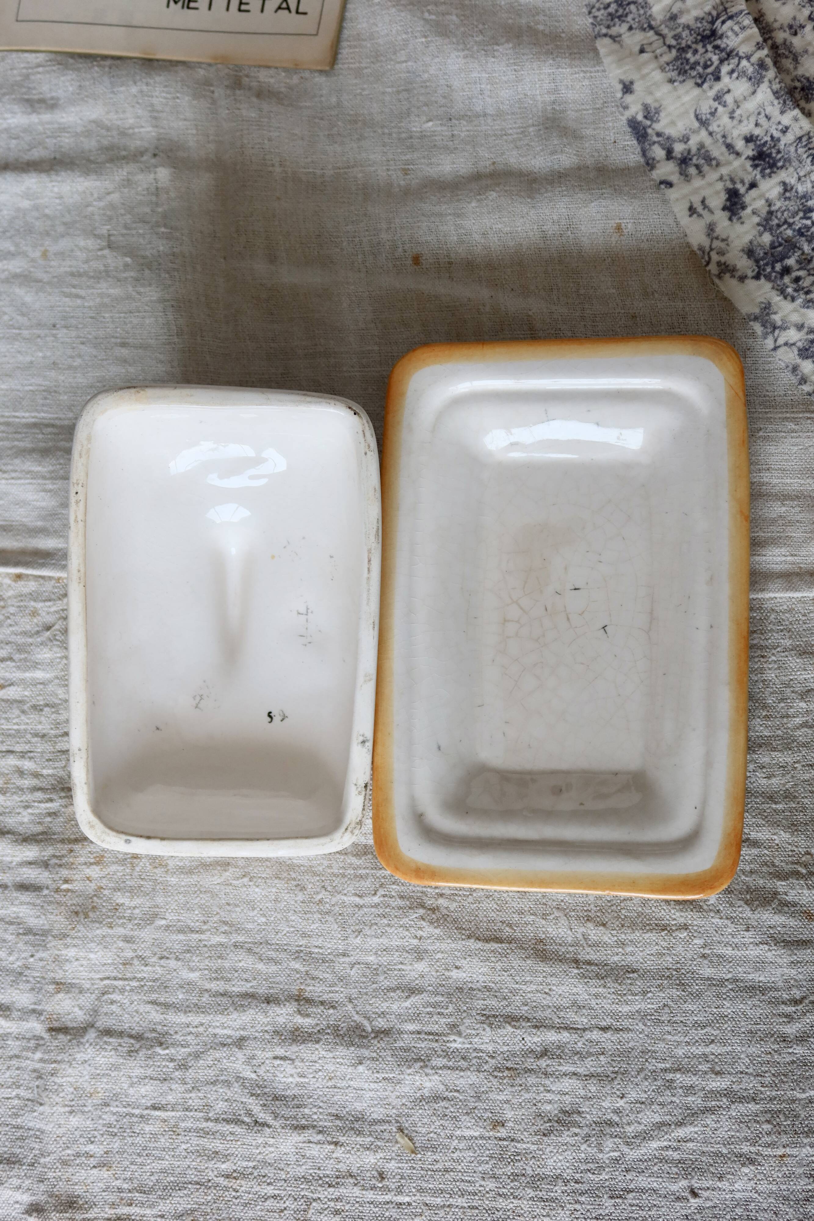 Vintage butter dish in earthenware and slip with tulip motif
