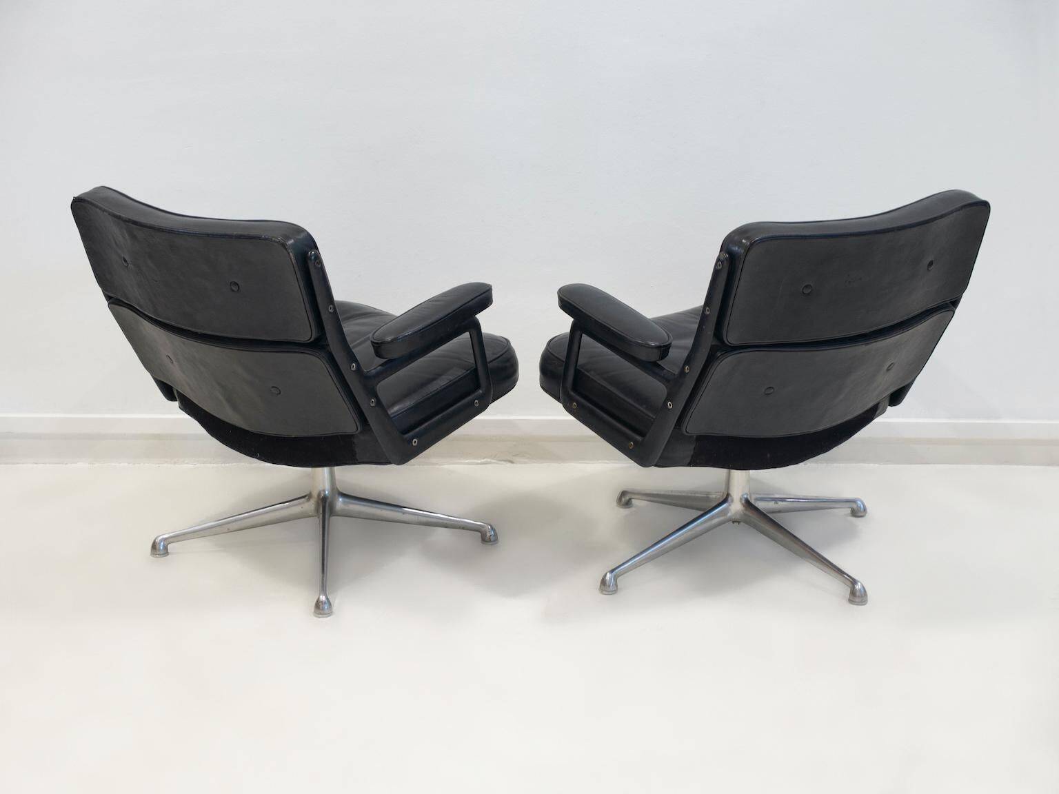 Paire de fauteuils de direction en cuir noir de Charles and Ray Eames