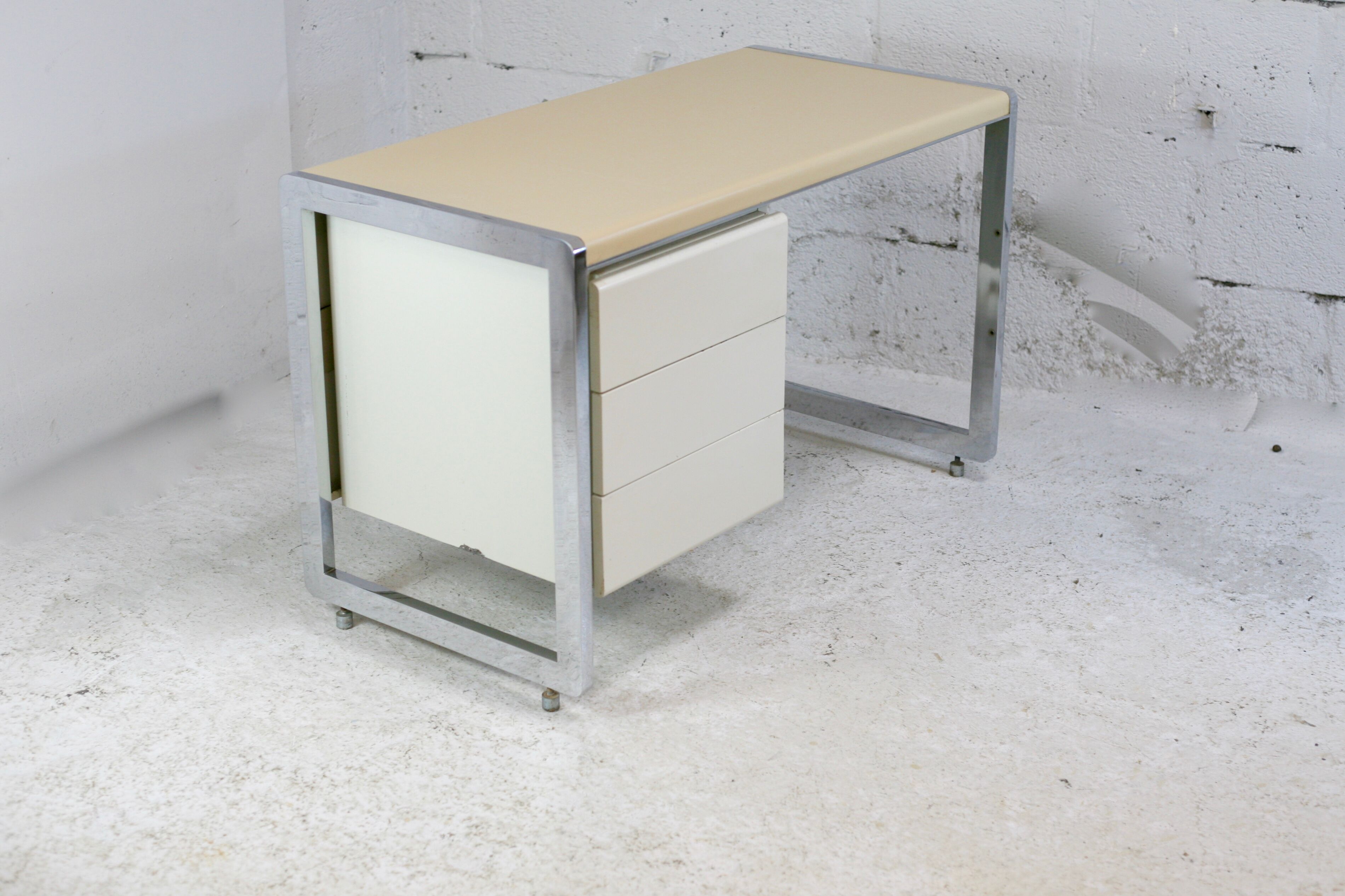 Bureau "space age". Acier laqué, acier chromé. France, circa 1970