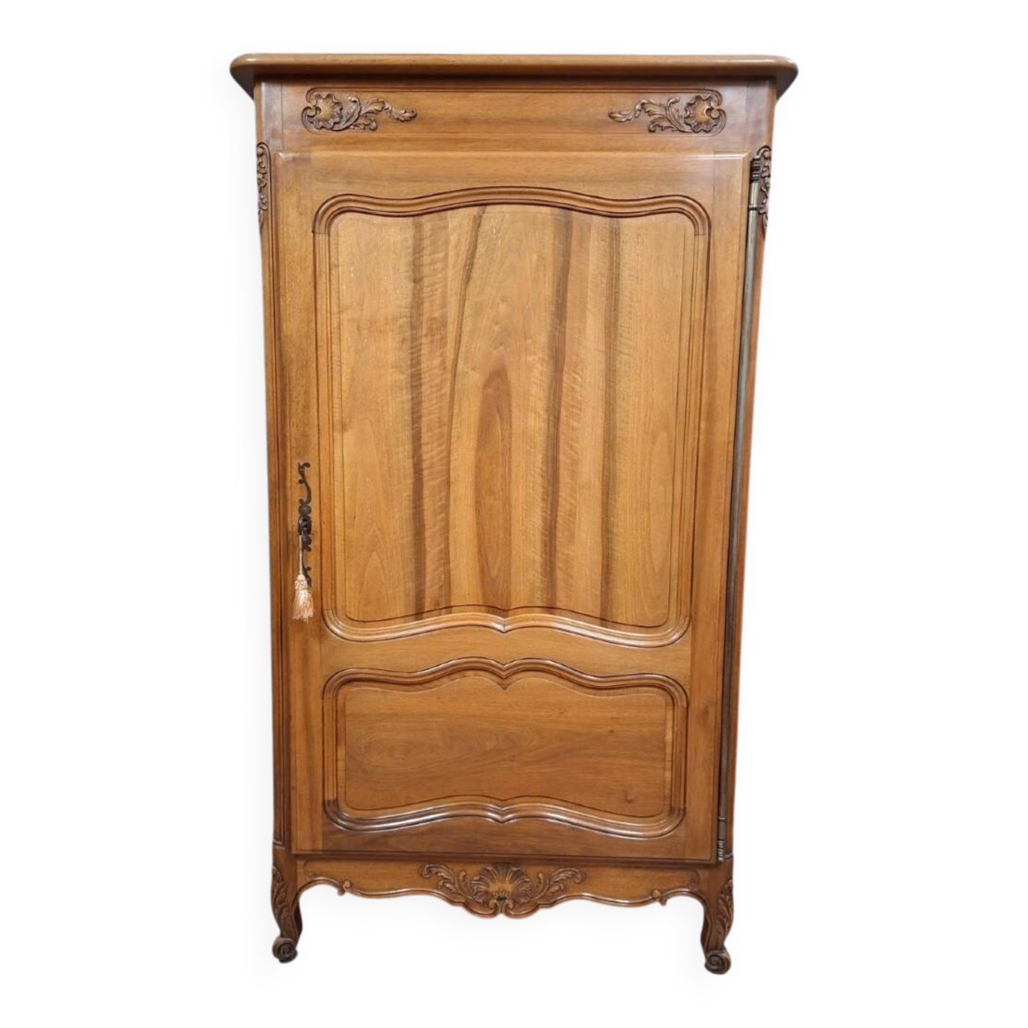 Louis XV style wardrobe in solid wood.