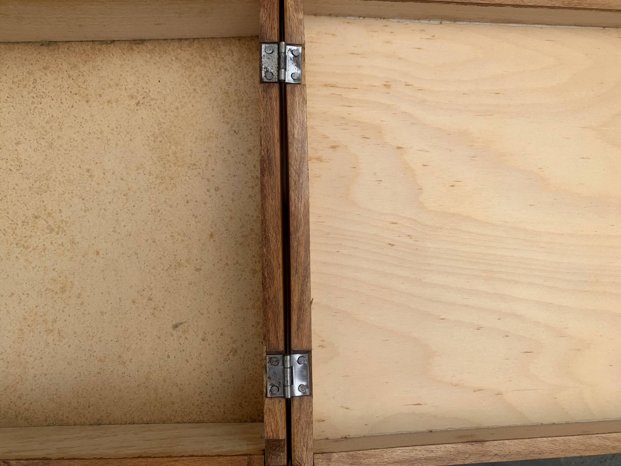 Worker - sewing box on vintage wooden legs - 3 floors