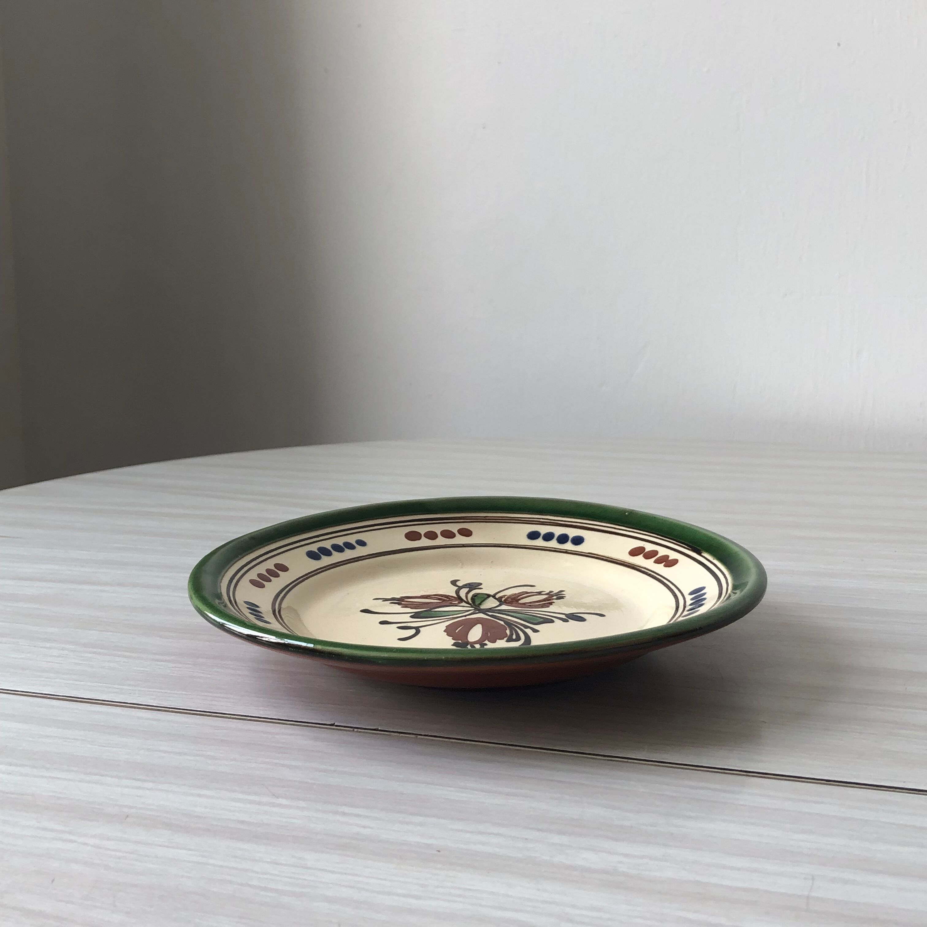 Very decorative serving plate in terracotta, floral and geometric motifs.
