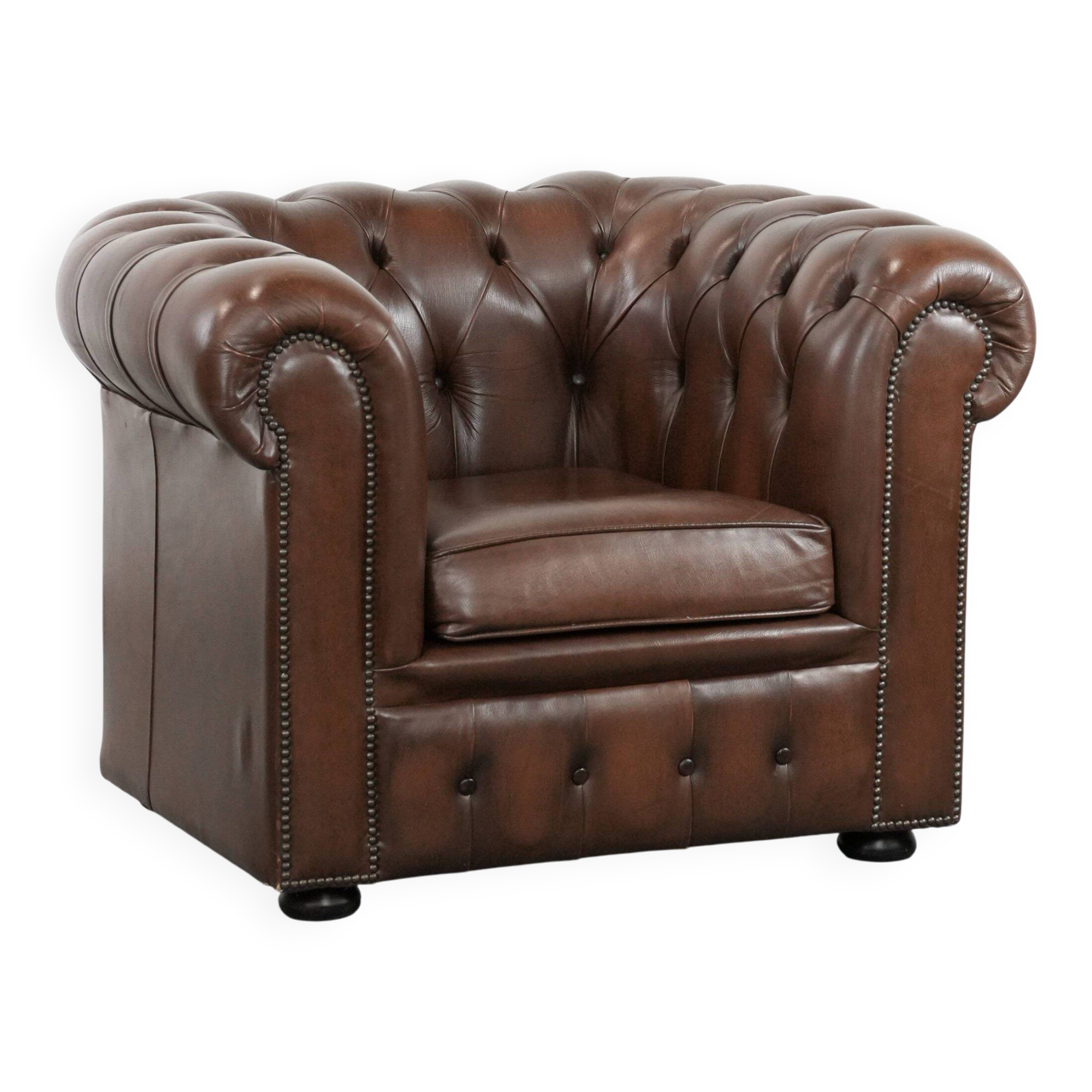 Fauteuil club Chesterfield en cuir de vachette marron de style anglais