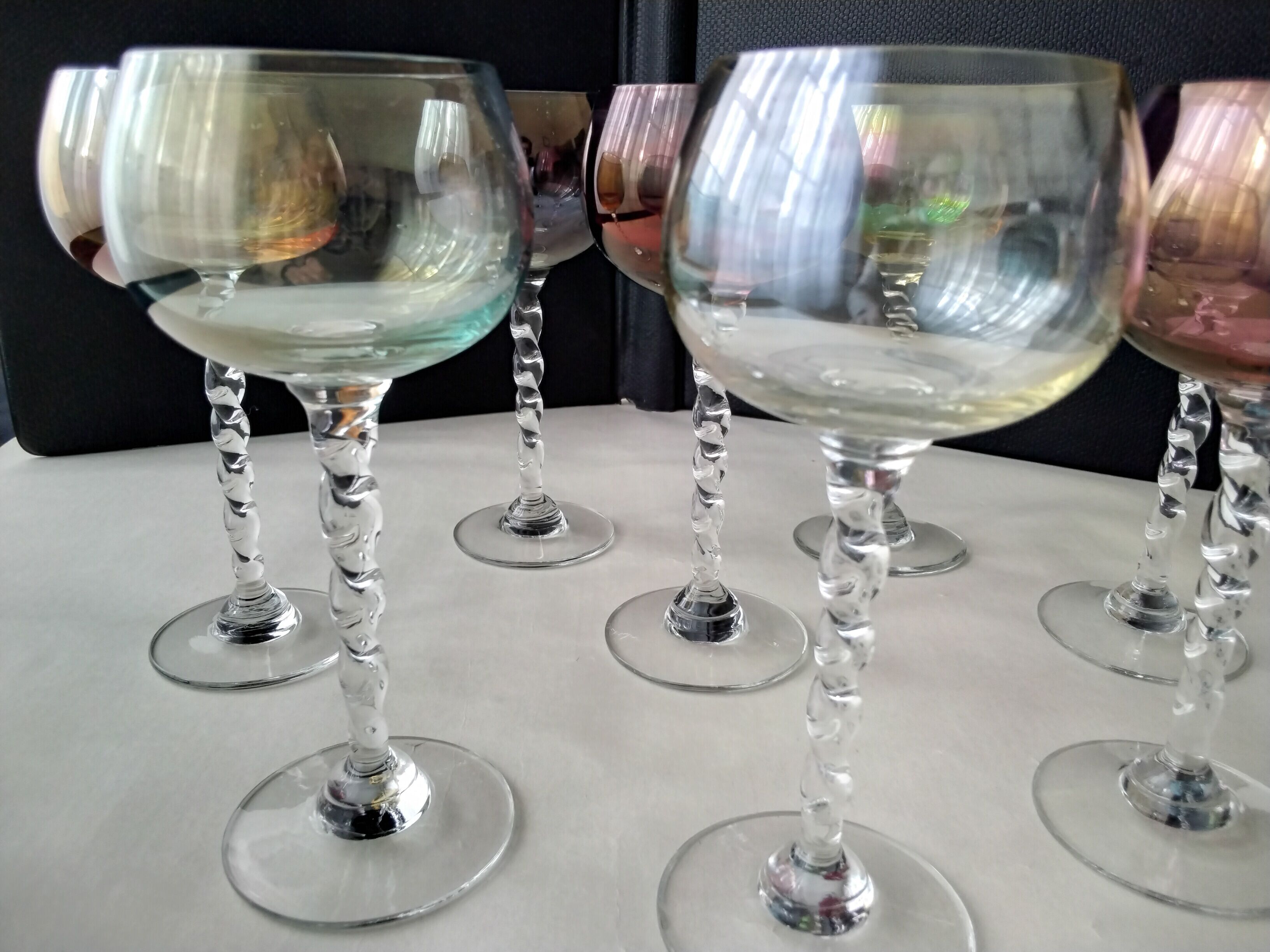 8 verres de différentes couleurs