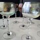 8 verres de différentes couleurs