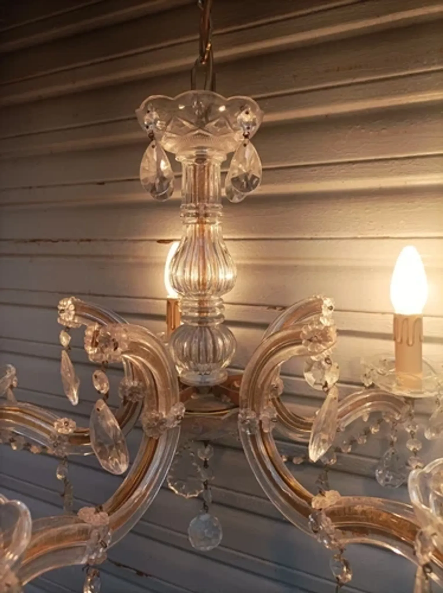 Very beautiful Venetian chandelier with 5 lights / complete and in working condition.