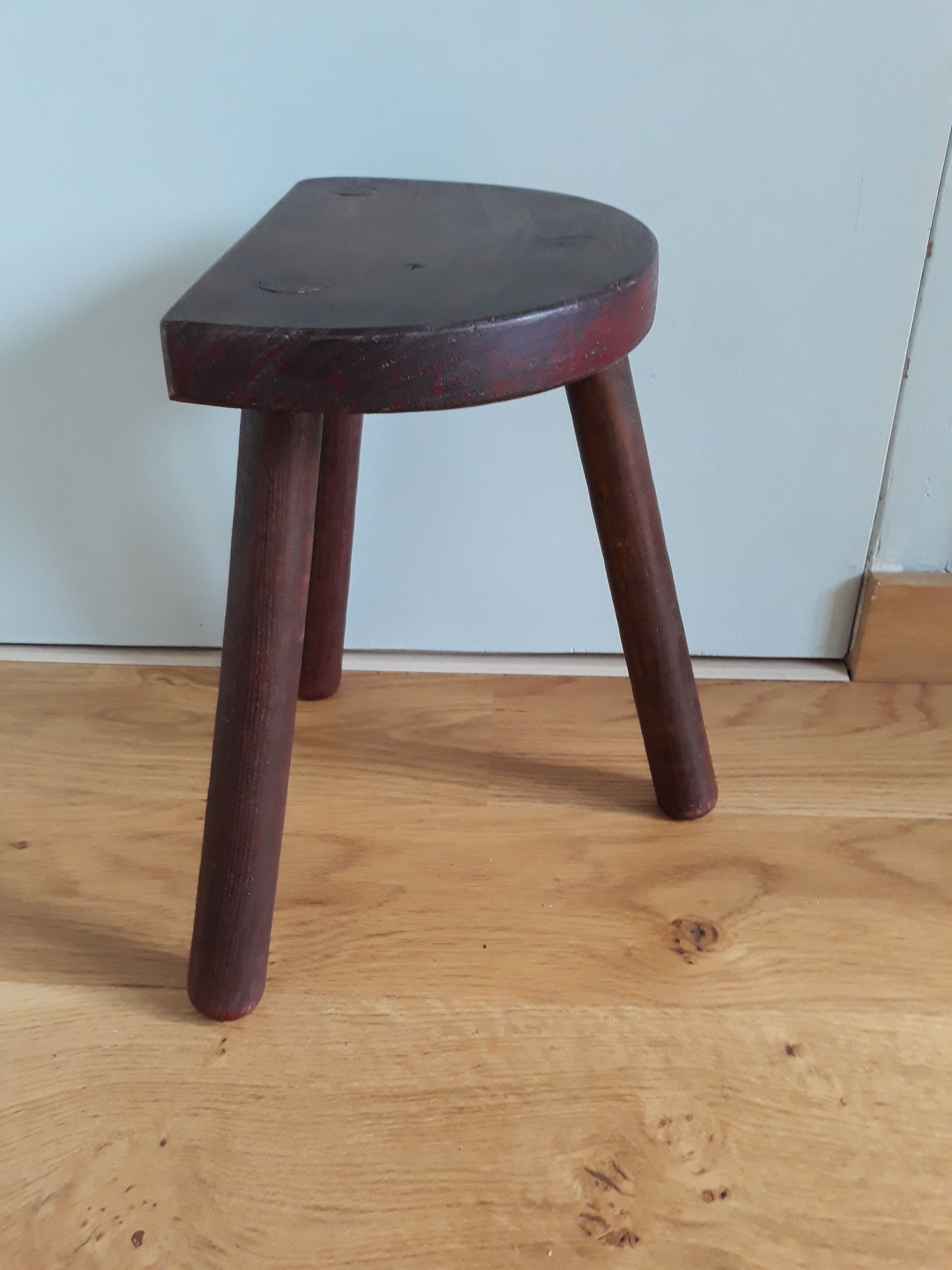 Tripod vacher stool
