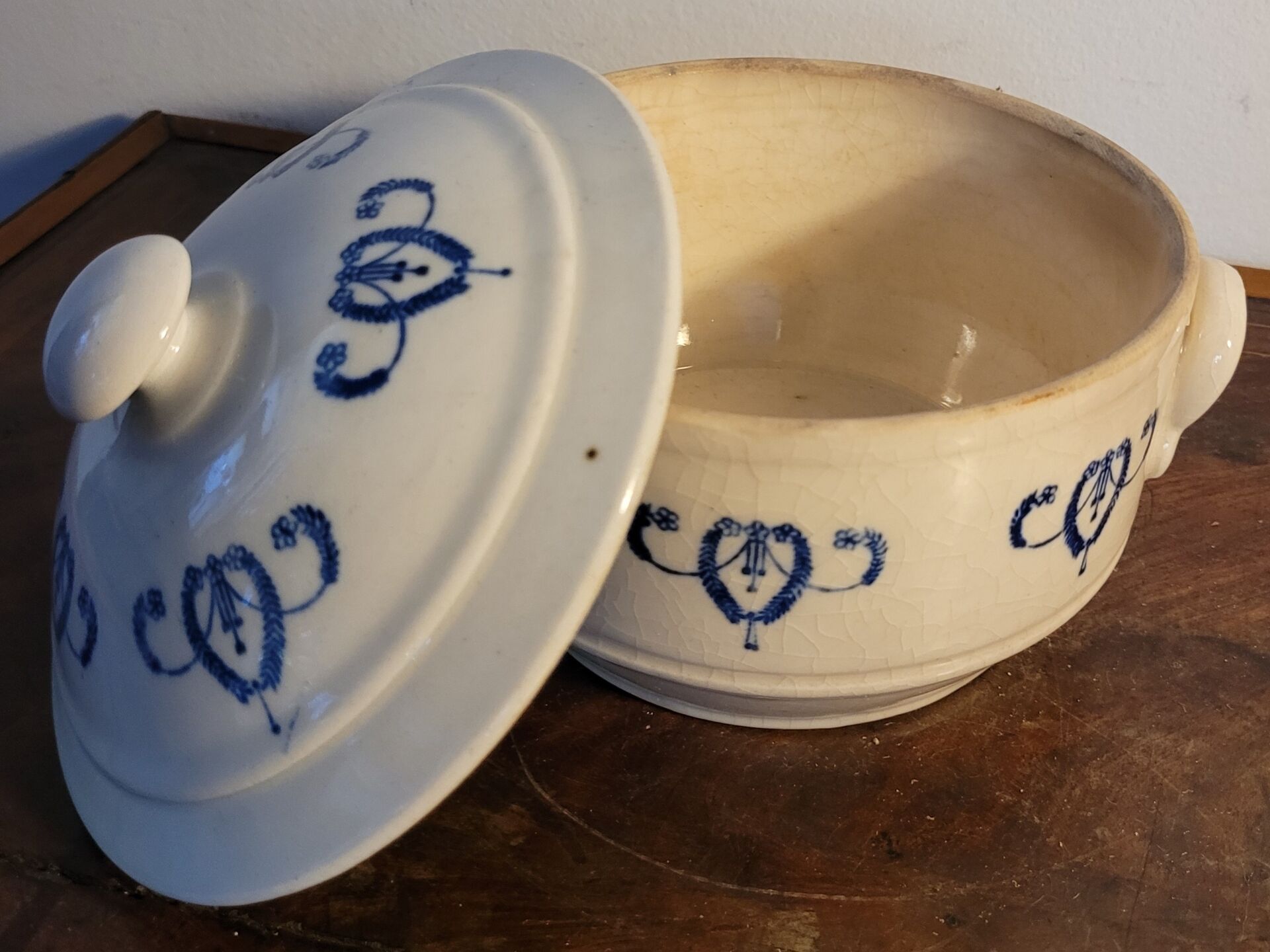 Bouillon/soup tureen/vegetable dish St Uze (ironstone) late 19th century