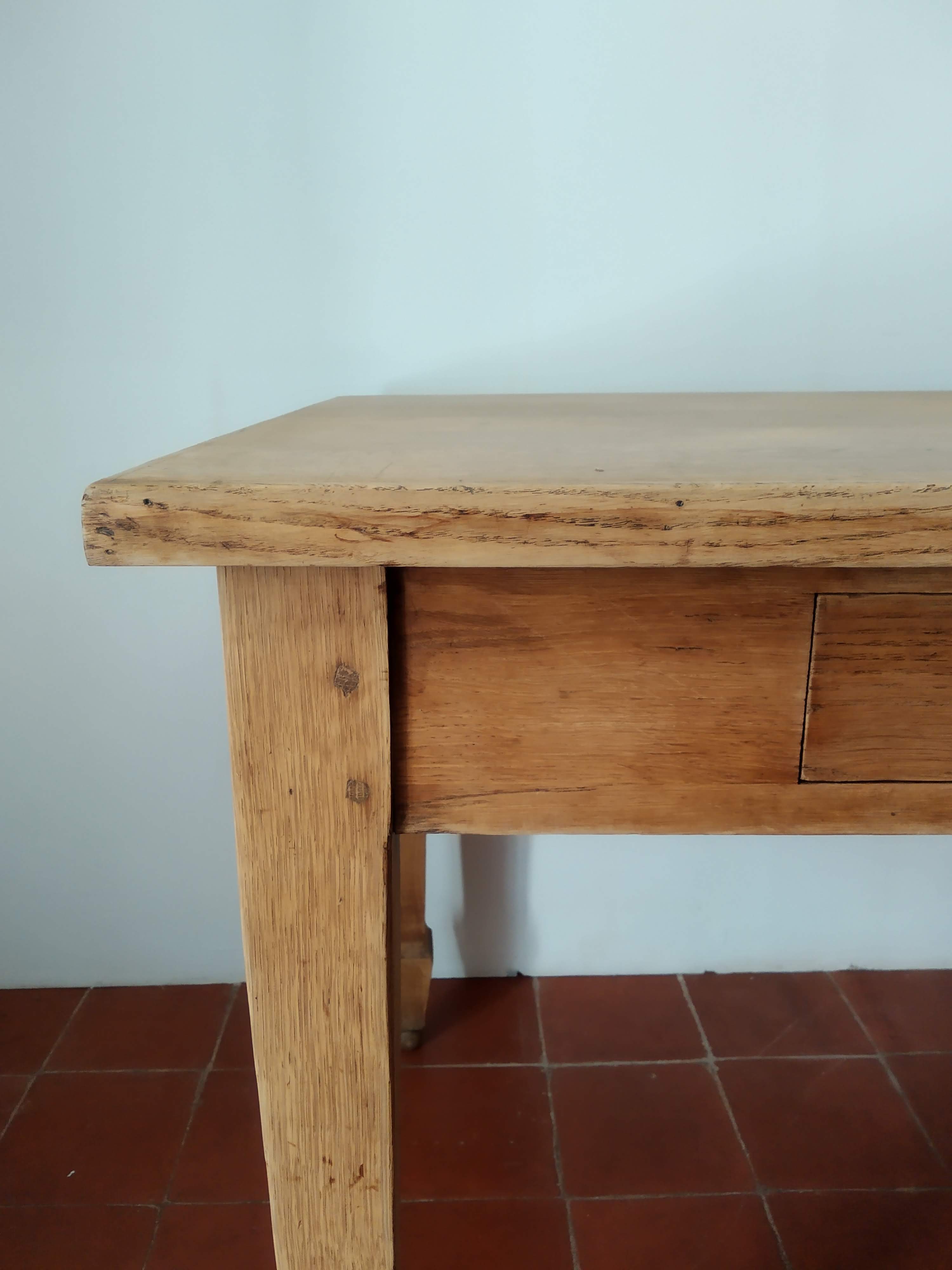 Antique oak table with 2 drawers