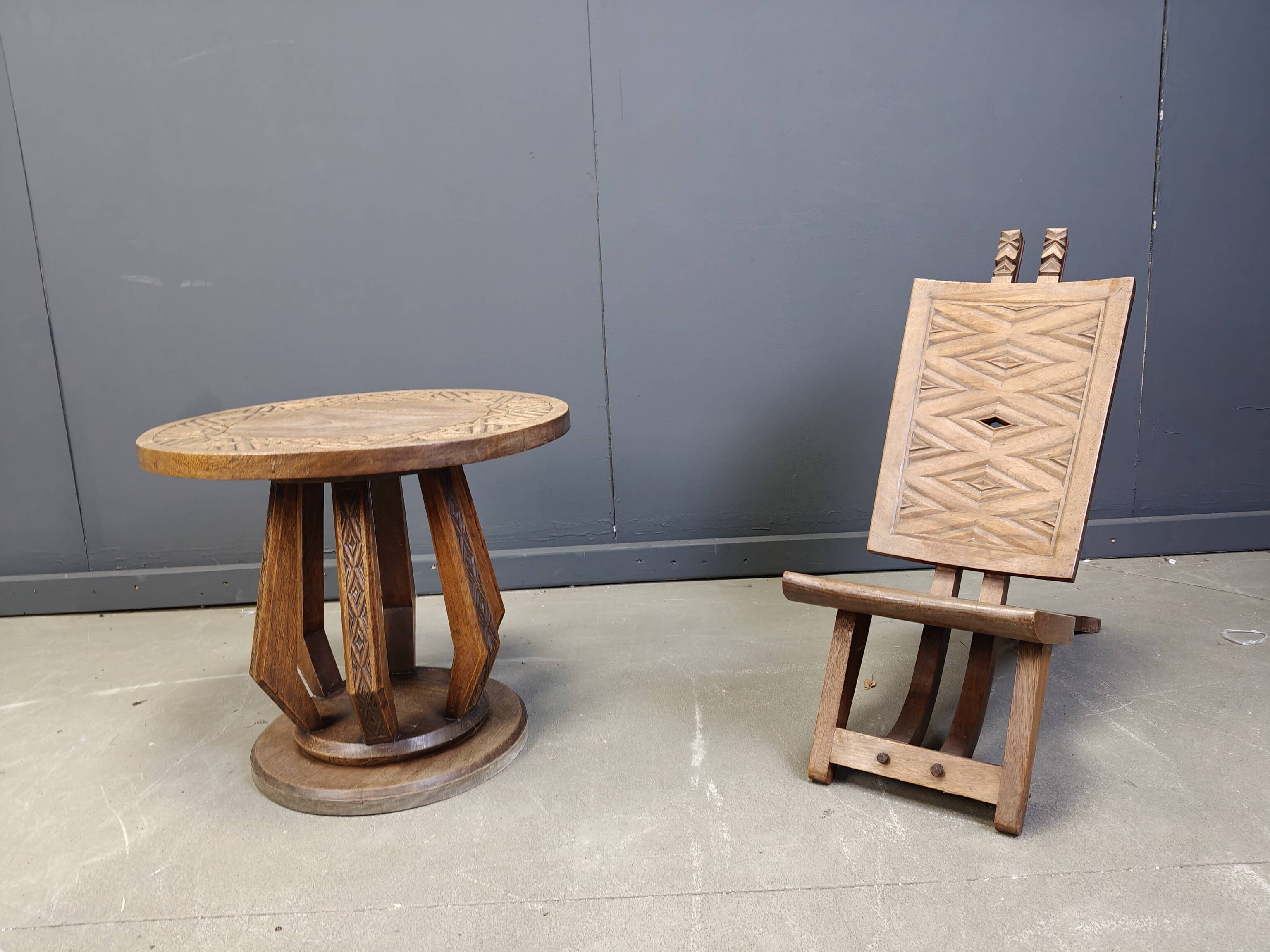 Fauteuil de chef cérémoniel africain avec table, en bois sculpté à la main, années 1960
