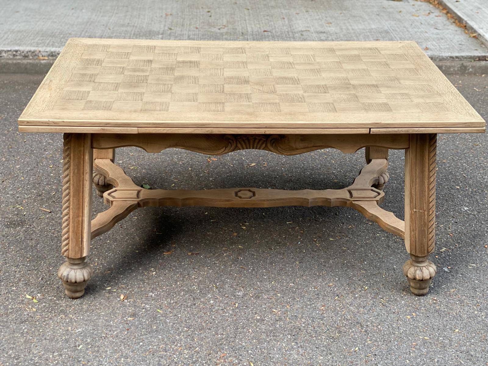 Table à manger extensible Louis XIII décapée en chêne années 50