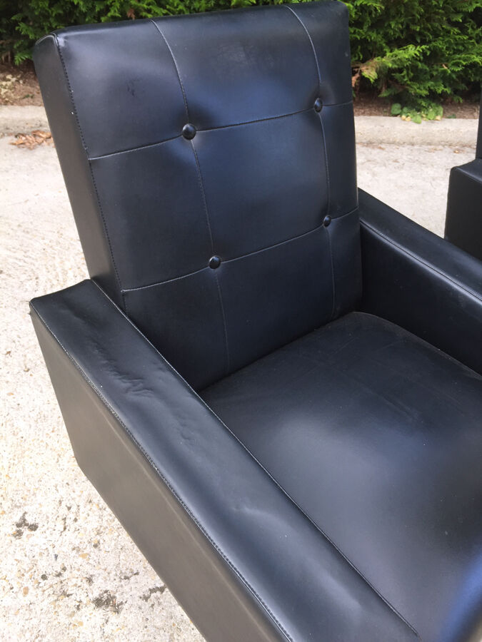 Paire de fauteuils skaï noir, 1960