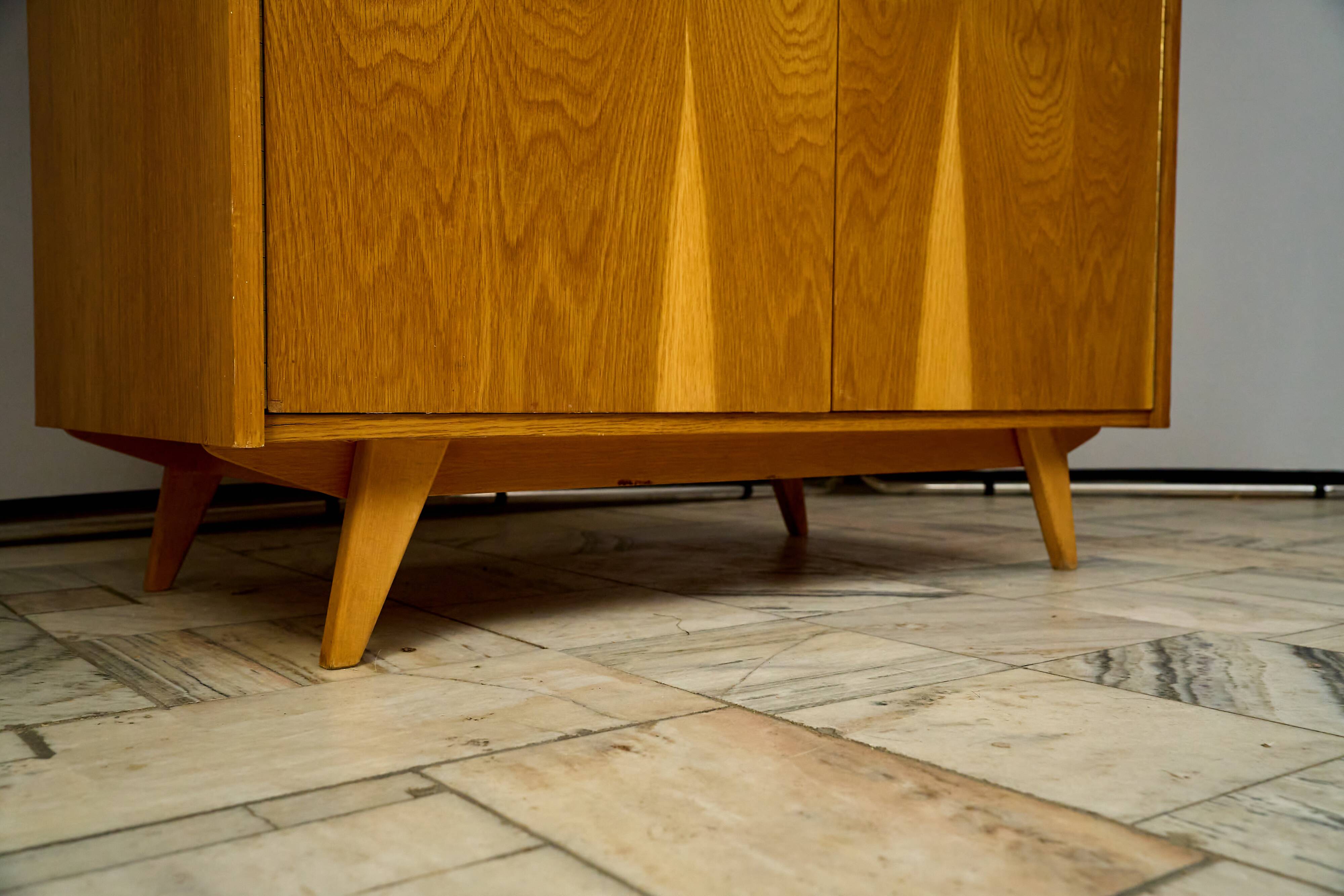 Armoire du milieu du siècle Jiroutek U486