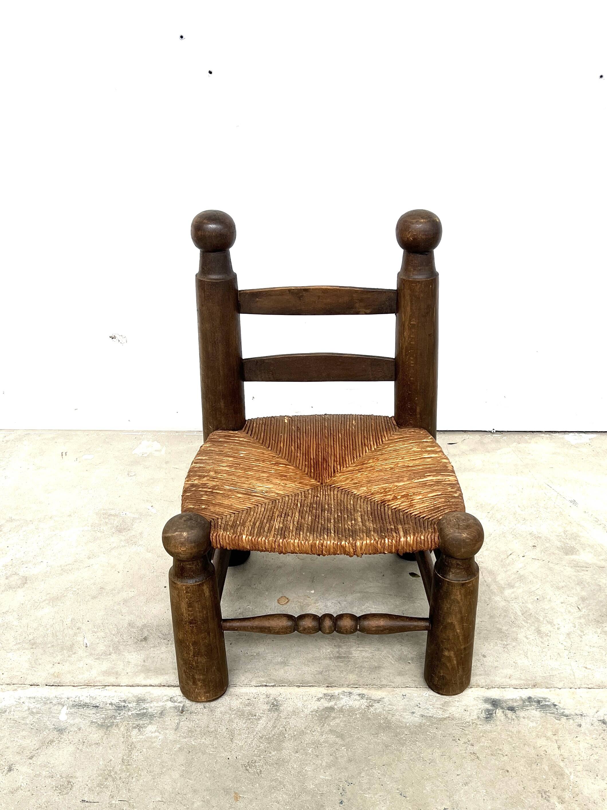 Brutalist chair in wood and straw