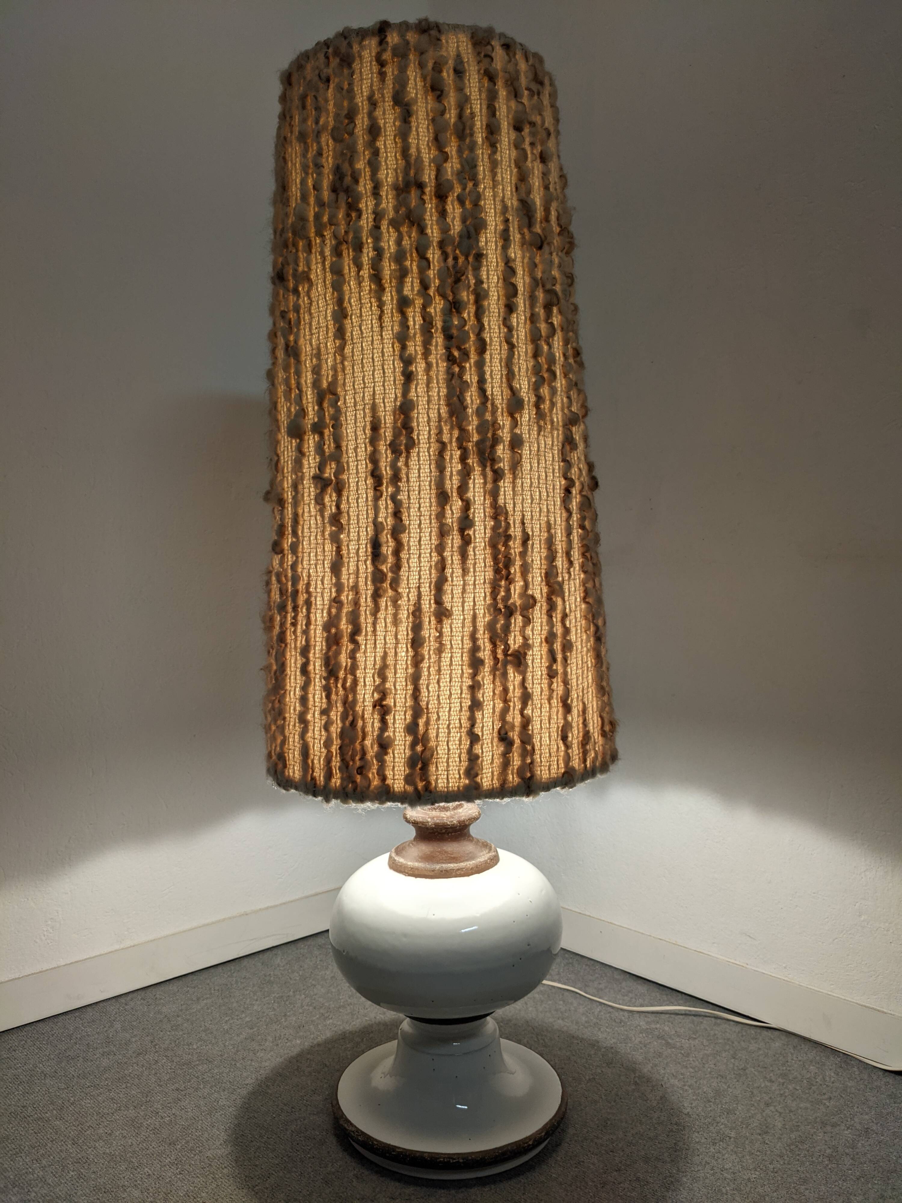 Lampe de sol en grès émaillé blanc et abat-jour en laine, années 60-70