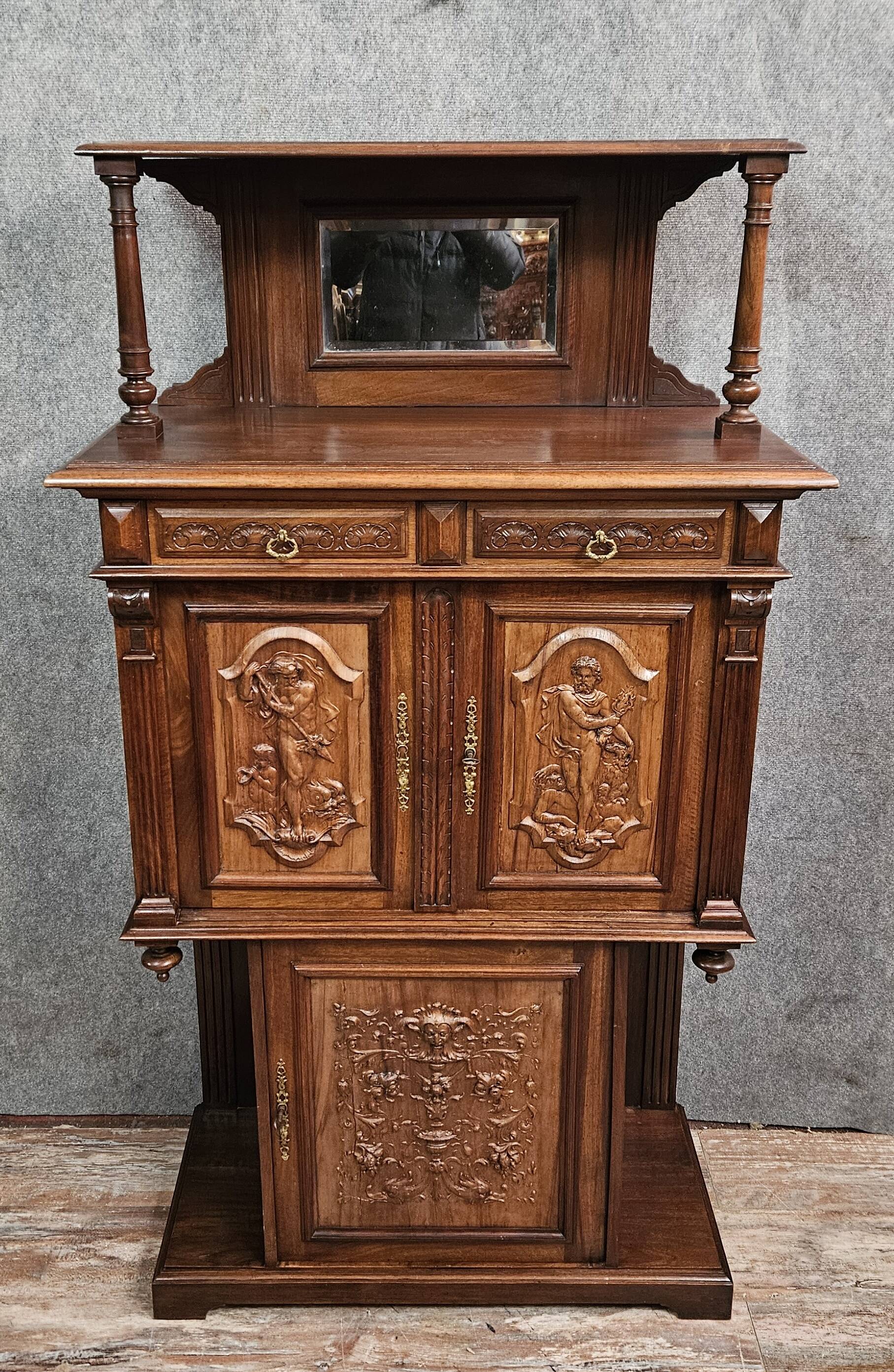 Cabinet sculpté en noyer avec panneaux en terre cuite – Style Renaissance