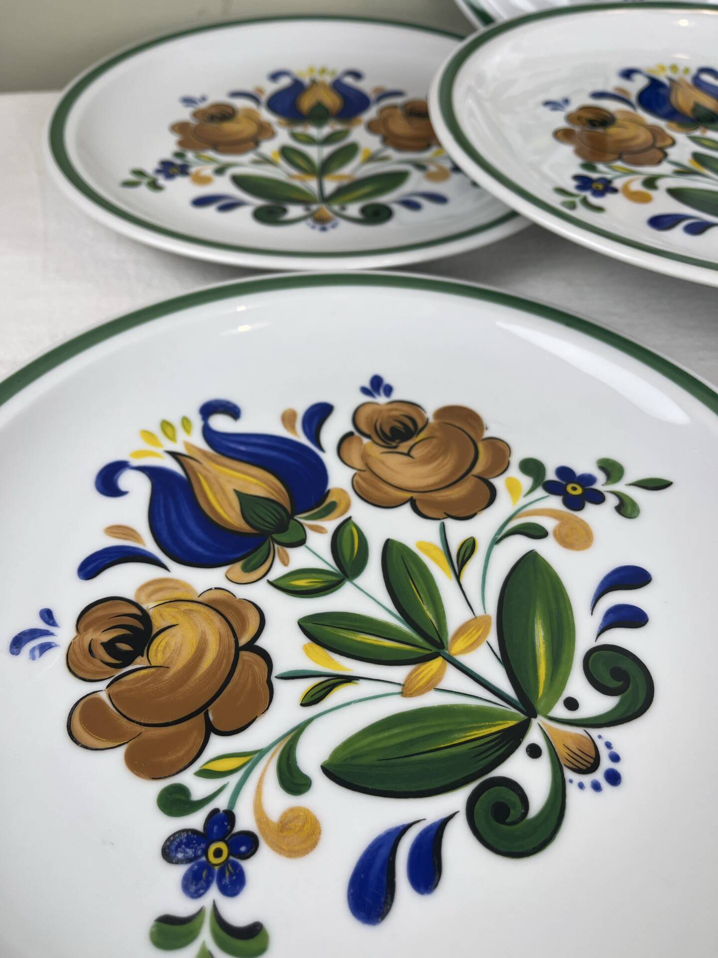 Decorated flat plates